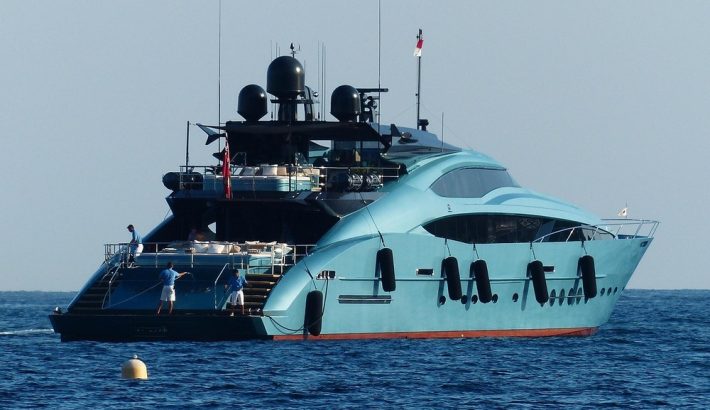 Motor Yacht vs Sailboat: Choosing the Best Charter Experience in Cancun